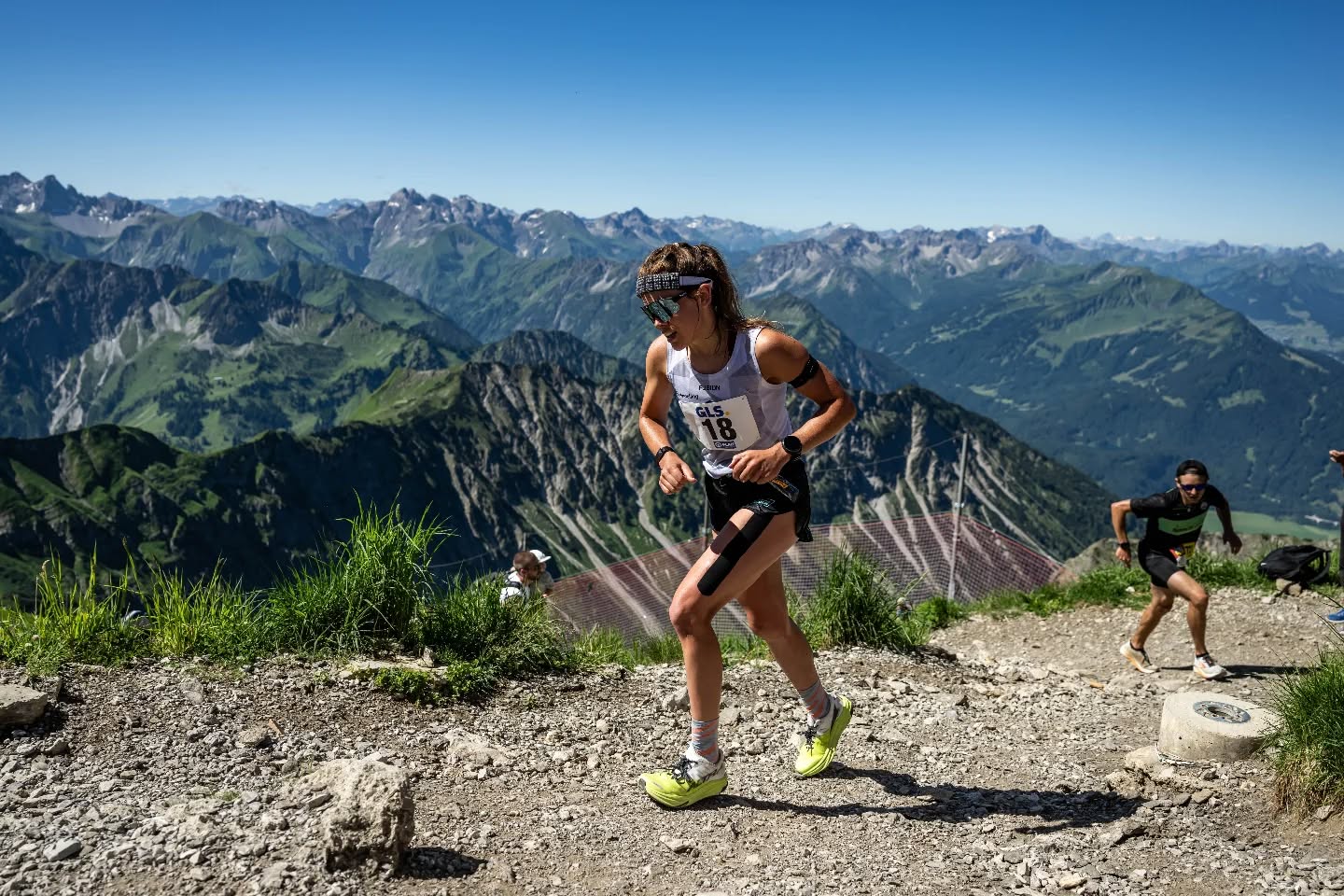 Madlen Kappeler — Berglauf vor Alpenpanorama